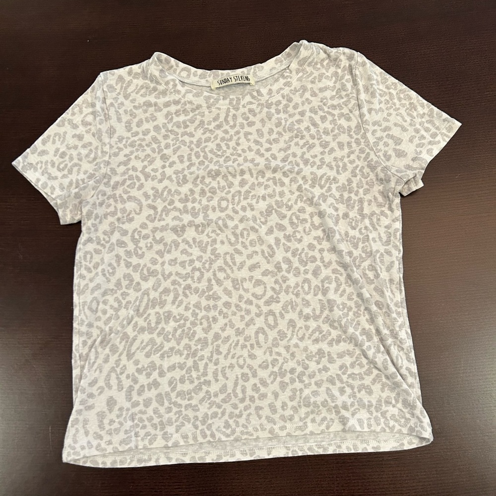 Gray and white women’s cheetah print shirt